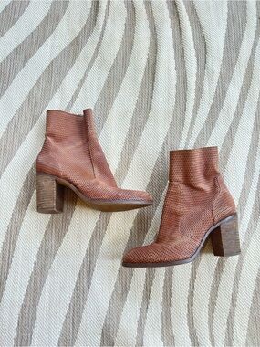 hinge Textured Cognac Genuine Leather Brown Block Heel Ankle Boots - Size 7.5
